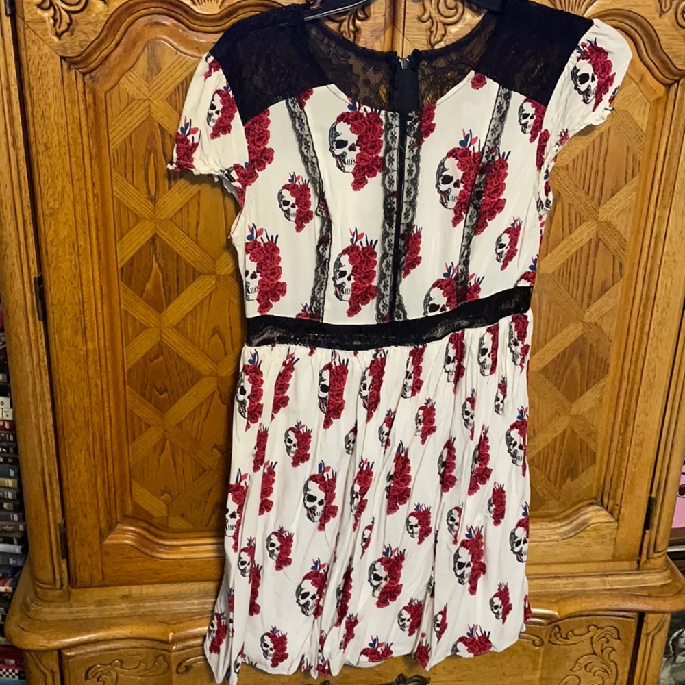 Skull and roses dress with lace details
